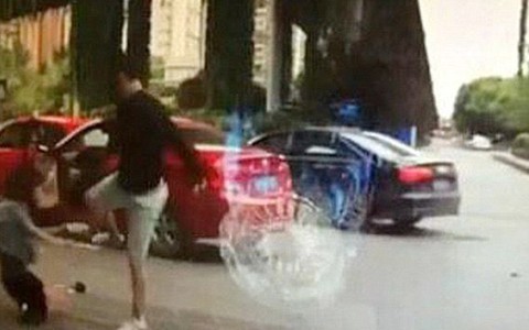 Bị cúp đầu xe, "quý ông" Trung Quốc đánh gãy xương nữ tài xế