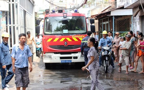 Cứu bé gái 8 tuổi kẹt trong căn nhà cháy
