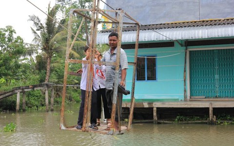 “Đu” lồng sắt qua sông