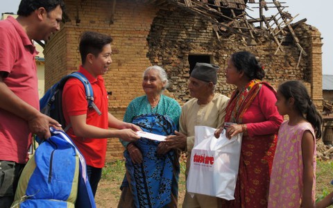 Quà bạn đọc Tuổi Trẻ đến Nepal