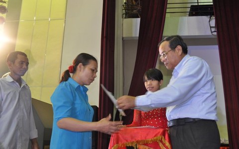 Trao vốn “Tiếp sức nhà nông cho con đến trường” tại Bình Thuận