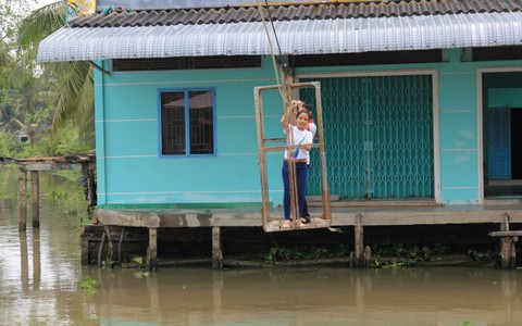 Cùng qua sông trong... lồng sắt