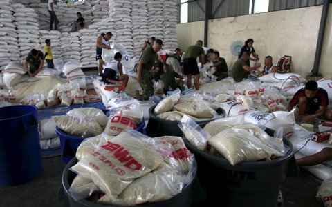 Bão Noul phá hủy nhà cửa ở Philippines, 3.400 người di tản