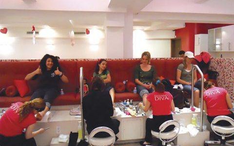 New York trấn áp các tiệm làm móng bóc lột nhân viên
