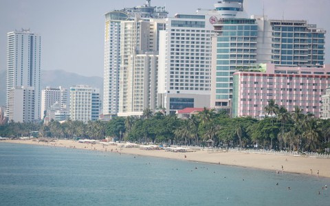 “Bức tường cao ốc” ven biển Nha Trang