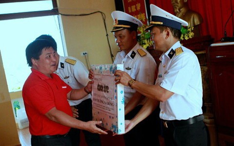 Tuổi trẻ TP.HCM giao lưu với cán bộ, chiến sĩ hải quân