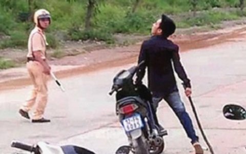 Xin giấy tờ xe không được, rút dao chém công an