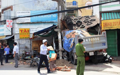 Xe ben lao thẳng vào nhà dân, 2 người chết