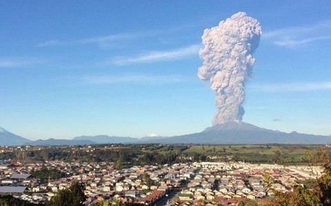 Chile quyết định hạ mức báo động đối với núi lửa Calbuco
