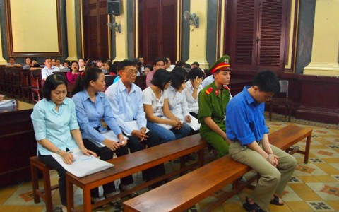 Nhân viên chiếm đoạt 44 tỉ, tổng giám đốc ra tòa