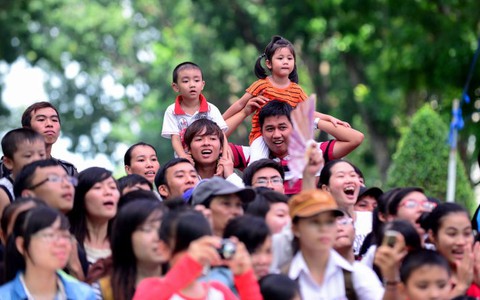 Vô cảm từ trong gia đình: “Tôi bỏ hết, chỉ cần con”