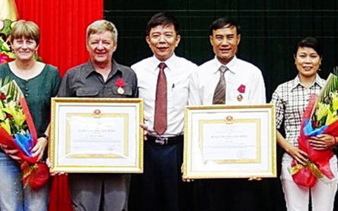Ông Hồ Khanh và ông Howard Limbert nhận Huân chương Lao động