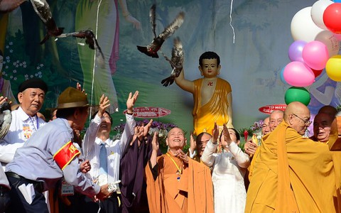 Đại lễ Phật đản 2015: Nguyện cầu và sẻ chia với người dân Nepal