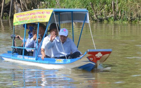 Bốn ông “thần kinh” chế tạo xuồng
năng lượng mặt trời
