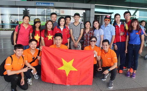 Ca sỹ Phương Thanh, hoa hậu Thu Thảo “tiếp lửa” cho đoàn thể thao VN