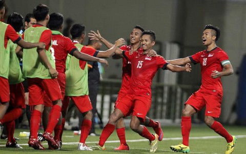 Thắng Campuchia, U-23 Singapore vươn lên nhì bảng