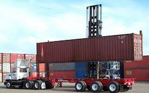 Làm giả sổ kiểm định xe vào cảng nhận hàng