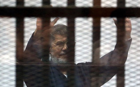 Cựu tổng thống Morsi mỉm cười, giơ nắm đấm khi nhận án tử hình