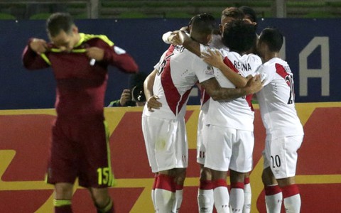 Lão tướng Pizarro giúp Peru đá bại 10 người Venezuela