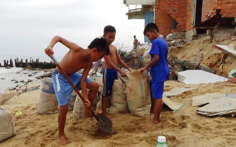 Triều cường đe dọa làng chài Phan Thiết