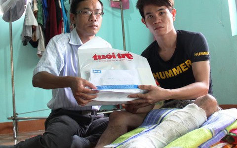 Trao tiền hỗ trợ ngư dân
bị tàu Trung Quốc tấn công