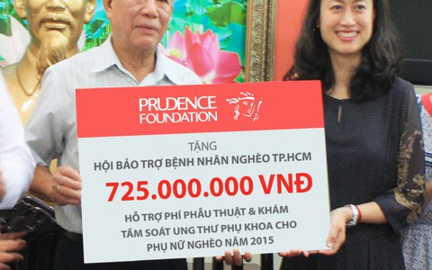 Prudential VN tặng Hội bảo trợ bệnh nhân nghèo TP.HCM 725 triệu đồng