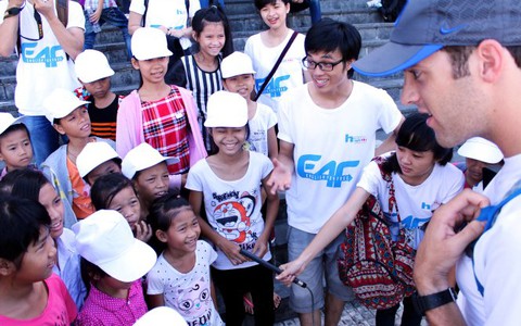 Trẻ vạn đò học tiếng Anh