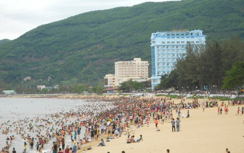 Bãi biển ken đặc người tắm biển “xả xui”