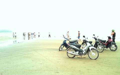Huy động 50 người tìm kiếm hai nữ sinh bị nước cuốn trôi