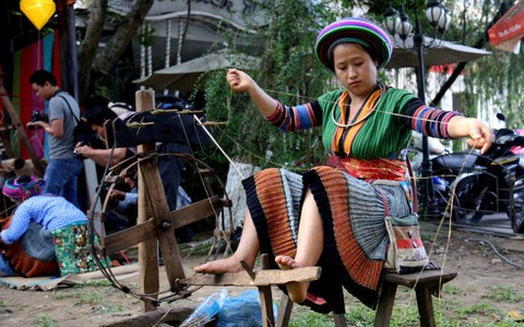 Mong hàng lưu niệm Việt đậm đà hồn cốt mỗi vùng miền