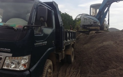 Bắt tụ điểm khai thác cát lậu lớn tại Nha Trang