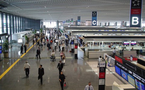 Cựu cảnh sát trưởng Thái Lan “bỏ quên” súng trong hành lý