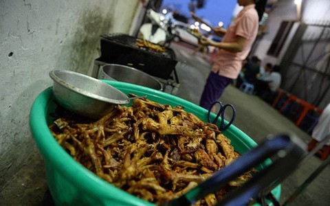 Ớn lạnh với chân gà ngoại