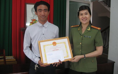 ​Khen thưởng 2 người dân dũng cảm bắt trộm