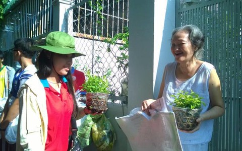 Chiến sĩ Hoa phượng đỏ quan tâm
đến môi trường