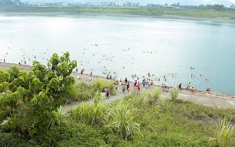 Sông Đà thành bãi biển thu nhỏ trước cái nóng 40oC