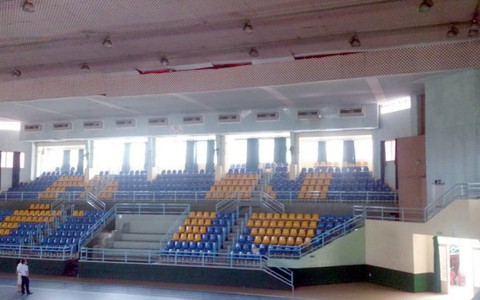 Nhà thi đấu Rạch Miễu xệ một góc trần