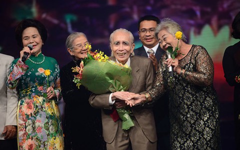 Vĩnh biệt hai đại thụ "lao động miệt mài" của làng nhạc