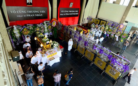 Lãnh đạo Thành phố viếng hai nhạc sĩ Phan Huỳnh Điểu và Phan Nhân