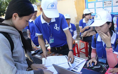 ​Hội đồng hương làm cẩm nang tặng thí sinh