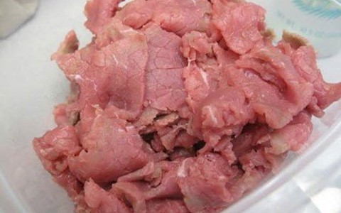 Chia thịt bò bệnh cho dân làng cùng ăn, 59 người nhập viện