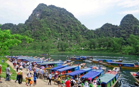 Quảng Bình phạt nặng việc đeo bám, chèo kéo du khách