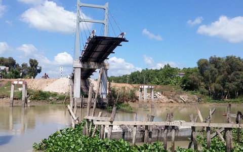 Vụ cầu mới khánh thành đã sập: Nửa cầu còn lại vẫn “xài tốt”