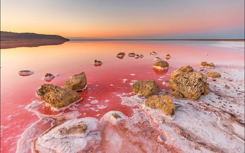 Chiêm ngưỡng hồ nước mặn có màu đỏ như máu ở Crimea