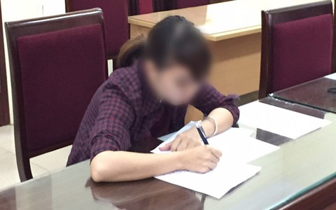 Bắt "nóng" hai nghi phạm giải và đọc bài sử vào phòng thi