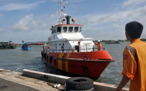 Cứu tàu cá và 9 ngư dân