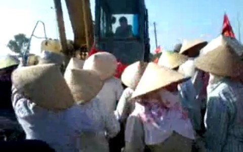 Điểm tin: Bức xúc chuyện một phụ nữ bị máy xúc chèn qua người