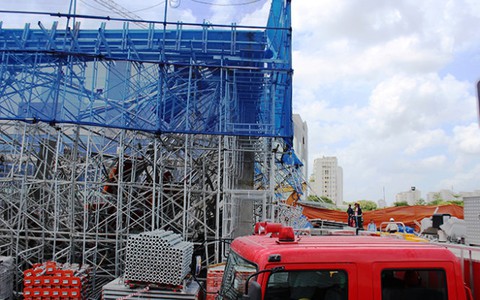 Sập giàn giáo công trình 17 tầng, vợ con tuyệt vọng đợi tin
