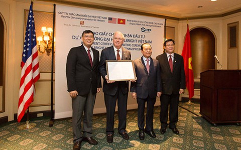 Trao chứng nhận đầu tư cho ĐH Fulbright