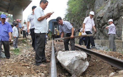 Đơn vị thi công hứa bồi thường vụ làm đường sắt tắc 8 giờ